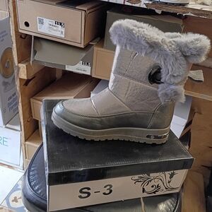 Stylish Gray Winter Boots with Faux Fur Trim